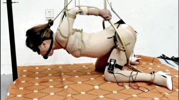 【HD飞天原创】完整版,这一种直臂加拘束架是调教骚奴最舒服的一种理想工具