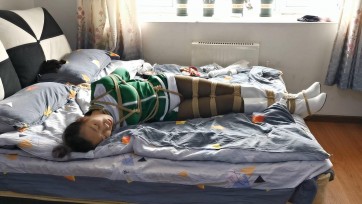 【JS】丝袜销售员 上-凌薇主演-上门推销与色魔-迷晕后身上被密密麻麻的绑着绳子