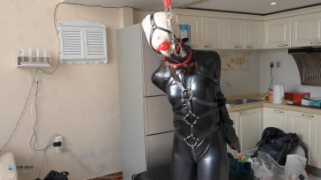 【JS】【诗彤】《诱捕女特工》Part 2 皮革拘束/丝袜套头/单手套/鞭打/马具型口塞