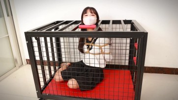 【中二病】北北被关进笼子啦，日式后手戴着脚镣的北北不甘不愿的被关进了笼子里。只有一个头部被锁在笼子上方。从缝隙里伸进去两根痒痒挠挑逗下