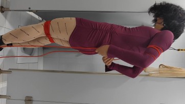 【柚里】伪娘学校厕所吊缚＆紧身连衣裙肉丝10cm高跟鞋＆吊起口球和脑袋，铐住双脚踮脚站立！！