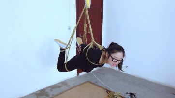 【晓鹿绳艺】第一次被吊体验，真的难受，师傅下手真狠，居然脱了我鞋子裸足捞我痒痒