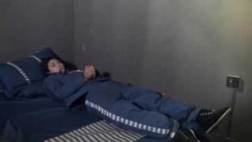 【胜景影视】《女犯的一级紧固》 女犯犯下重罪，被钉上重型镣铐项圈，受到一级紧固待遇