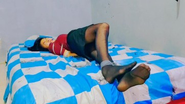 【TiedIndonesia】一个美丽的女售货员，她被绑架并被绑在一件光滑的黑色丝绸和缎子衬衫上。 光滑的黑色丝绸性感双腿 + 鞋子里的痒痒 + 光滑的缎面衬衫