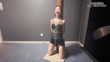 【鑫鑫工作室】蓉蓉被捆绑口球、口枷、缚腿吊，股绳缠绕，长腿美脚一览无余