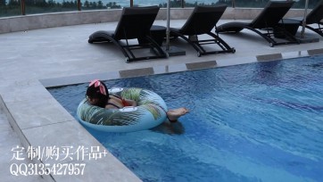 【咕咕精】茶茶户外海景泳池水上驷马漂浮放置~当日下雨，小茶茶驷马在水面上任由风吹雨打~