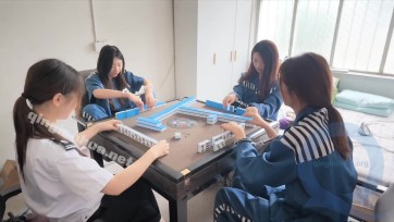 【编号她工作室】拍摄花絮 女j和女犯四个人围一起开始了打麻将，区别就是女犯还是戴手铐的，这情景谁见过啊