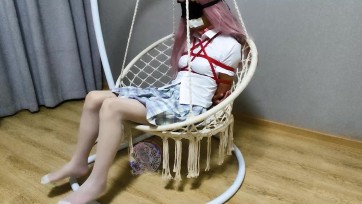 【紧缚少女樱雅酱】可爱小伪娘被绳子紧紧拘束！花篮秋千与后手缚~电击，td，棒子，TK，开腿~超高强度哦