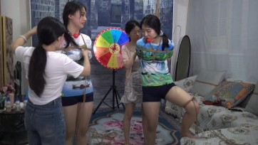 【胜景影视】《双女M转盘捆绑游戏 四 》 双M转盘抽奖玩捆绑游戏，转到什么项目玩什么项目