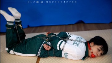 《思思4》绿色校服全身用铁链捆绑，挣扎，驷马，口夹口球