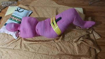 【狸猫工作室】女M粉色绷带全包木乃伊，控制呼吸，封死五官，驷马放置，绝望喊叫