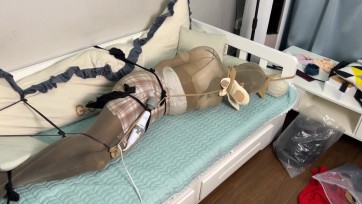 【黑魔法师】夕的丝袜末日 丝袜多重囚禁 莱觅丝袜套头后手直臂拘束 多双丝袜固定全包定死在床上 然后舞蹈鞋塞丝袜气味控制 最后AV棒子强制GC