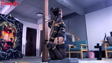 【绳精病】美女被主人折磨紧缚罚跪卡脖子膝盖受苦仍要忍受挑逗和羞辱太惨了