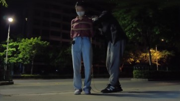 【晓鹿绳艺】烧烤店游记】第一次体验选择晚上人少出来试试胆，没想到中途饿了想吃宵夜，被老板嫌弃的眼神以及娴熟的解绳技巧折服了