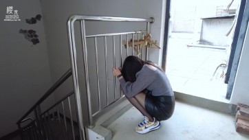 【樱束原创】《跳楼女孩》年轻的漂亮女孩想不开走到楼顶跳楼的全过程！内心的挣扎起伏表现得淋漓尽致！黑丝长腿特别的性感！
