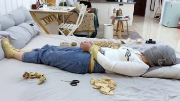 【默示录】【珊珊的绳艺日记6】先来一层肉色胶带，捆严实、封嘴后、肉色丝袜接着堵嘴、蒙眼；再来一层灰色丝袜套头，最后胶带封全脸，珊珊很享受~