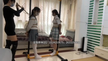 【新月原创】【佳怡】【琳媚】【何露】Jk白丝+肉丝小白袜 吵架被老师惩罚 捆在铁架上带上镣铐狠狠折磨 呜呜呜