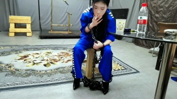 【HD飞天】女杀人犯因杀人无数被抓，被押进看收所，为了活命，讨好看守长，甘愿做看守长的女奴，真是一个好贱的骚犯