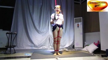 【绳舞飞扬】俊俊调教：1小时18分一次看过瘾,1跪行走棒棒干扰、鞭子、跪吊摇晃、任务跪行叼鞭子送主人手中……2站立吊、双面绳勒阴摇晃、鞭打……呻吟惨叫声有点大请调低音量。