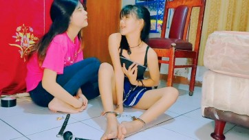 【TiedIndonesia】维拉用手铐约束自己，绑在椅子上，用球堵住嘴，流着口水。 仅使用背心和裙子，并倒水。 他用双手抚摸她的胸部和腰部，以刺激她。 一切都很顺利，直到朋友来了