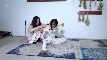 【樱束原创】《姐姐的新玩具》定拍转公映！姐姐穿着性感油亮连体白丝叫妹妹陪她试玩新买的木咖！妹妹将新木咖固定住姐姐的手脚和脖子用各种工具TK 鞭子抽打她让她兴奋喊叫！棒棒 跳D