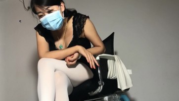 【艾彩】两个美女第一视角用丝袜踩你+语言诱惑