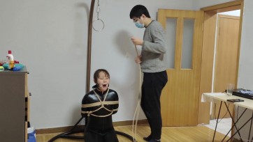 【玩奴原创】小颖日式颜面崩坏，口环鼻钩入喉取口水，全部涂在脸上蹂躏，羞耻s级，后手缚唾面自干