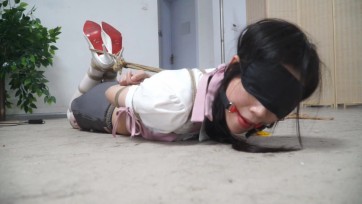 【逍遥】美女家教的噩梦第二部 逃跑未遂惨遭驷马捆绑。 口球，超紧白丝捆绑，口水不断，绝望挣扎