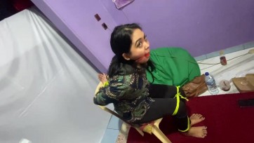 【TiedIndonesia】家庭主妇下班回家被绑架，绑匪将她绑在椅子上，然后将球放入嘴里并用胶带粘住