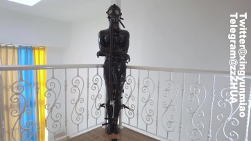 【鹿角与猫爪】【上集】被拘束带完全禁锢在栏杆和柱子上乳胶爪爪——完全没有挣扎空间 玩具齐上 肢体和生理都被完全控制