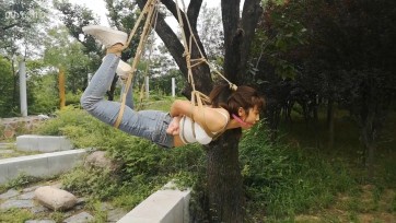 【束缘阁】王蕾 野外 树上的驷马悬吊