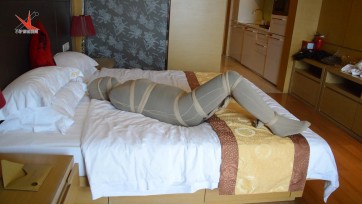 【小驴】《小驴的全包教室》丝袜全包木乃伊女女双人蹂躏