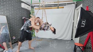 【鑫鑫工作室】绳模小贝绳瘾爆发，没有玩够，到家急忙换好日式和服要求被吊，五花、驷马、侧吊、倒吊，空中旋转，变换各种姿势，下来后欲求不满想再来一遍