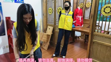 【束心工作室】兰兰和小雨囚服扮演霸凌无厘头剧情游戏，手拷脚镣项圈牵引，斩首剧情游戏