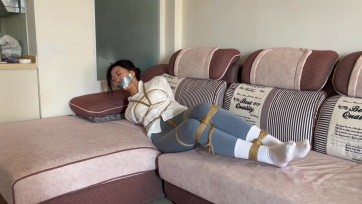 【默示录】【任我行—001】【挣扎难度★★★】173身高的小丫，被入室绑架，紧紧地封住嘴巴，白色与银色胶带，轮流捆绑，先放置在沙发，然后驷马捆在床上，想跑？没门~