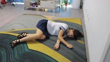 【得意客】JK少女在昏迷状态中被送给兄弟当他的生日礼物