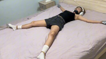 【禾一原创】清纯学妹遭大字捆绑【动弹不得】感官封闭，极品美腿玉足+强力挠痒+腋下TK+大字固定 挣扎叫喊声不断！