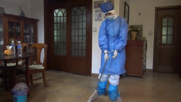 【胜景影视】《穿防护服戴镣铐的女M》 下集 全网首部穿着防护服戴着镣铐干家务