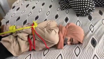 【TiedIndonesia】[JK制服] [赤脚] 美丽的JK学生在酒店玩捆绑，因为她很无聊，她的男朋友放学后带她去了一家酒店。她被她的男朋友捆绑起来，并被记录下来。她感到很尴尬，这是她的第一次