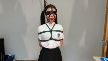 【玩奴原创】白丝妹子月伊初绑严厉驷马羞辱！气味系闷绝闻脚，人肉椅子，驷马自由落体！