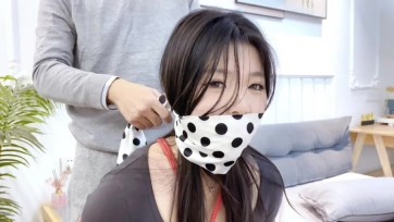 【默示录】新模小贝，大眼睛微胖美女，先用蓝色内裤和粉色内裤堵嘴，再分别贴上，透明胶带和医用胶带，口水浸湿内裤，呜呜呜~