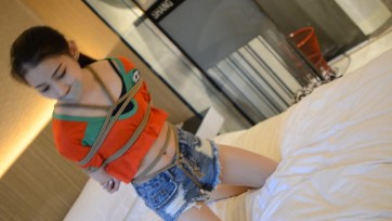 【阿木原创】助力欧洲杯捆绑足球宝贝~超单纯妹子肉丝长腿大玩捆绑紧缚镣铐加身胶布封嘴