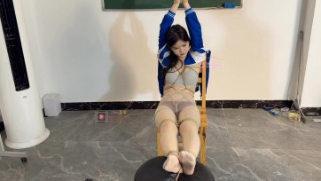 【xiao素素】佳佳 学妹教室龟甲束缚，吊绑，驷马，口枷，强制震动