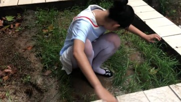 【小瓶子】暴雨天白丝萝莉雨中马路打滚玩泥