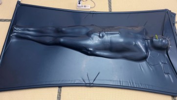 【黑魔法师】紧缚挣脱挑战，真空床+丝袜睡袋的双重束缚，后庭 震动，前面弱点被安装上，乳T上的郊狼夹子直接开到100，如何在这个地狱中挣脱？
