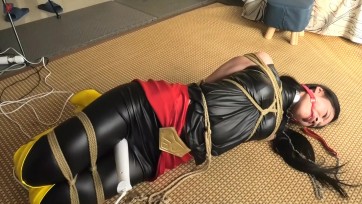 【绳之韵】秀儿，调教动漫女英雄第二集：口球、皮裤、长靴，驷马捆绑,极致羞耻TJ，SP、强高，“虐G记” （秀儿的奴性越来越好了，值得表扬）