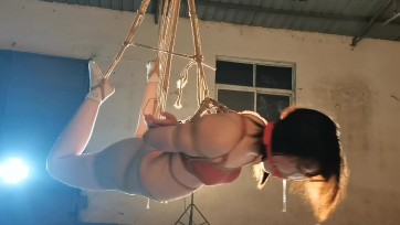 【山鬼工作室】眼镜女孩被吊在废旧仓库