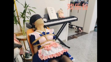 【欢乐谷原创】各种捆绑正在弹钢琴的小女仆！