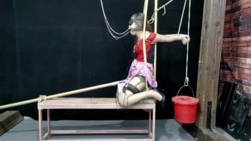 【HD飞天原创】将骚奴禁锢在铁y具三角木上,本来下面够难受了,又将手直臂捆绑,用一捅水把手反吊,双I头夹上电动L夹,下面用快乐棒棒顶住,郊狼电击，口夹带上，夹住舌头，鼻勾夹住鼻子到上...