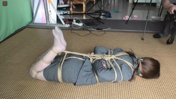 【绳之韵】娇俏小九妹试镜第二集，陷入绳网的小OL，灰丝，34码白嫩嫩小脚丫，踮脚吊、股绳驷马放置，丝巾勒嘴，美足TK、捆绑耐力测试